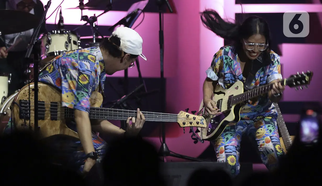 Duo musisi Endah N Rhesa tampil pada hari pertama BNI Java Jazz Festival 2022 di JIExpo Kemayoran, Jakarta, Jumat (27/5/2022). Perhelatan musik BNI Java Jazz Festival 2022 digelar pada 27-29 Mei dengan menampilkan musisi-musisi dari dalam dan luar negeri. (Liputan6.com/Johan Tallo)