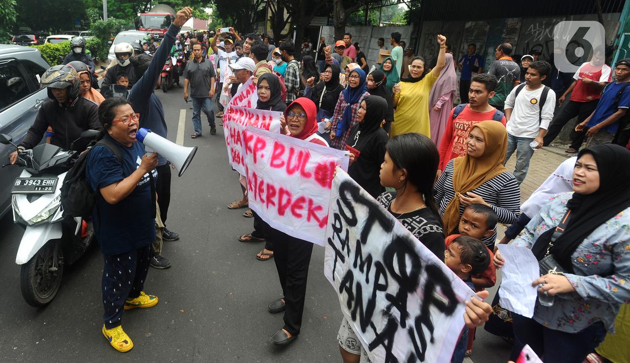 Ratusan warga Kampung Bulak Cisalak yang terdampak penggusuran Proyek Strategis Nasional (PSN) Universitas Islam Internasional Indonesia (UIII) melakukan unjuk rasa di Jalan Ir. H. Juanda, Depok, Jawa Barat, Minggu (10/12/2023). (merdeka.com/Arie Basuki)