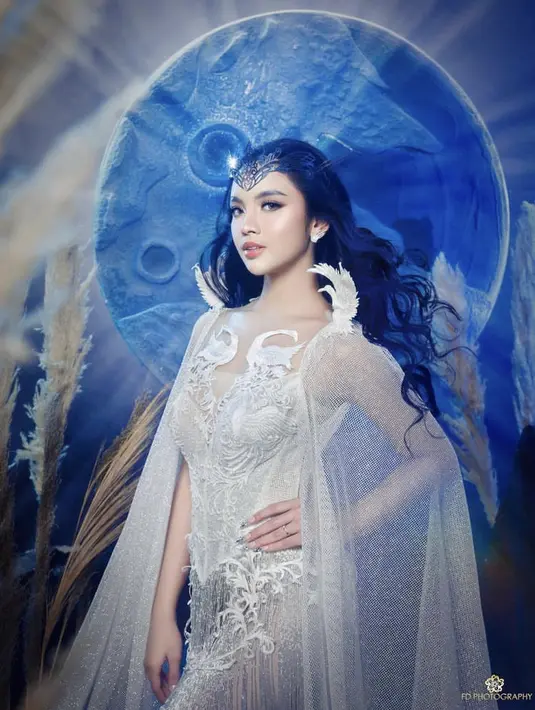 Sedangkan untuk makeup, Vuva Melianti membuat wajah Lyodra nampak cantik dengan riasan mata yang onpoint mengenakan eyeshadow shimmer kecokelatan, bulu mata lentik, dan alis on fleek. Ditambah dengan blushon pink yang serasi dengan lipstiknya .@lyodraofficial