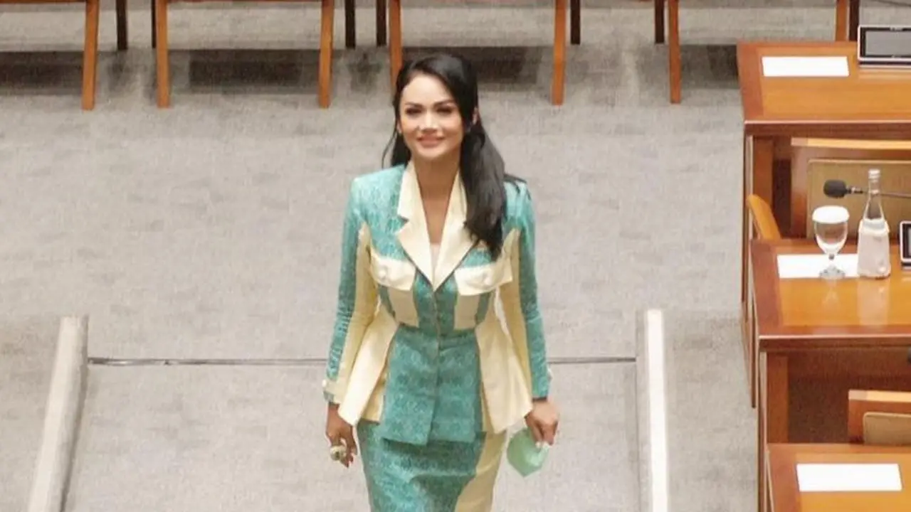 Gaya Estetik Krisdayanti dengan Nuansa Etnik Saat Ngantor di DPR