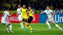 Aksi pemain Borussia Dortmund, Gonzalo Castro, saat melawan Real Madrid dalam laga kedua Grup F Liga Champions di Signal Iduna Park, Rabu (28/9/2016) dini hari WIB. (AFP/Odd Andersen)