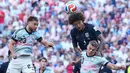 Pemain Amerika Serikat Chris Richards melompat untuk menyundul bola di atas pemain Belgia  Leandro Trossard disaksikan pemain Belgia  Nicolas Raskin selama pertandingan sepak bola babak 16 besar Piala Dunia antara Amerika Serikat dan Belgia di Seattle, Senin, 6 Juli 2026. (AP Photo/Lindsey Wasson)
