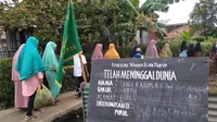 Para warga Lorong Keluarga, Jalan Perguruan, Kelurahan Plaju Ulu, Kecamatan Plaju Palembang saat melayat ke rumah duka (Liputan6.com / Nefri Inge)