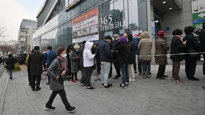 Warga mengantre untuk membeli masker di luar sebuah supermarket di Seoul, Korea Selatan, Rabu (4/3/2020). Infeksi virus corona atau COVID-19 di Korea Selatan hingga saat ini telah menewaskan 32 orang. (Jung Yeon-je/AFP)