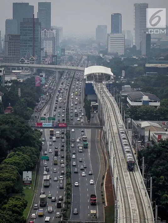 Rangkaian kereta Moda Raya Terpadu (MRT)  Lebak Bulus-Bundaran HI melintas di Stasiun MRT Fatmawati, Jakarta, Rabu (8/5/2019). Terhitung mulai  13 Mei 2019, tarif MRT Jakarta akan kembali normal seharga Rp 7.000 hingga Rp 14.000 per sekali perjalanan. (Liputan6.com/Faizal Fanani)