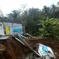 Gerakan tanah sejak akhir 2016 hingga 2017 menyebabkan 24 rumah di Dusun Jatiluhur, Padangjawa, Majenang, rusak total. Warga tinggal di hunian sementara (Huntara). (Foto: Liputan6.com/Muhamad Ridlo)