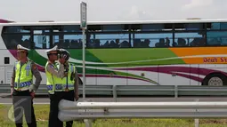 Polisi menggunakan alat pendeteksi laju kendaraan (speed gun) di ruas tol Cikampek-Palimanan KM.165, Majalengka, (14/12). Polda Jabar bekerjasama dengan PT Lintas Marga Sedaya (LMS) melakukan berbagai langkah penegakan hukum. (Liputan6.com/Angga Yuniar)