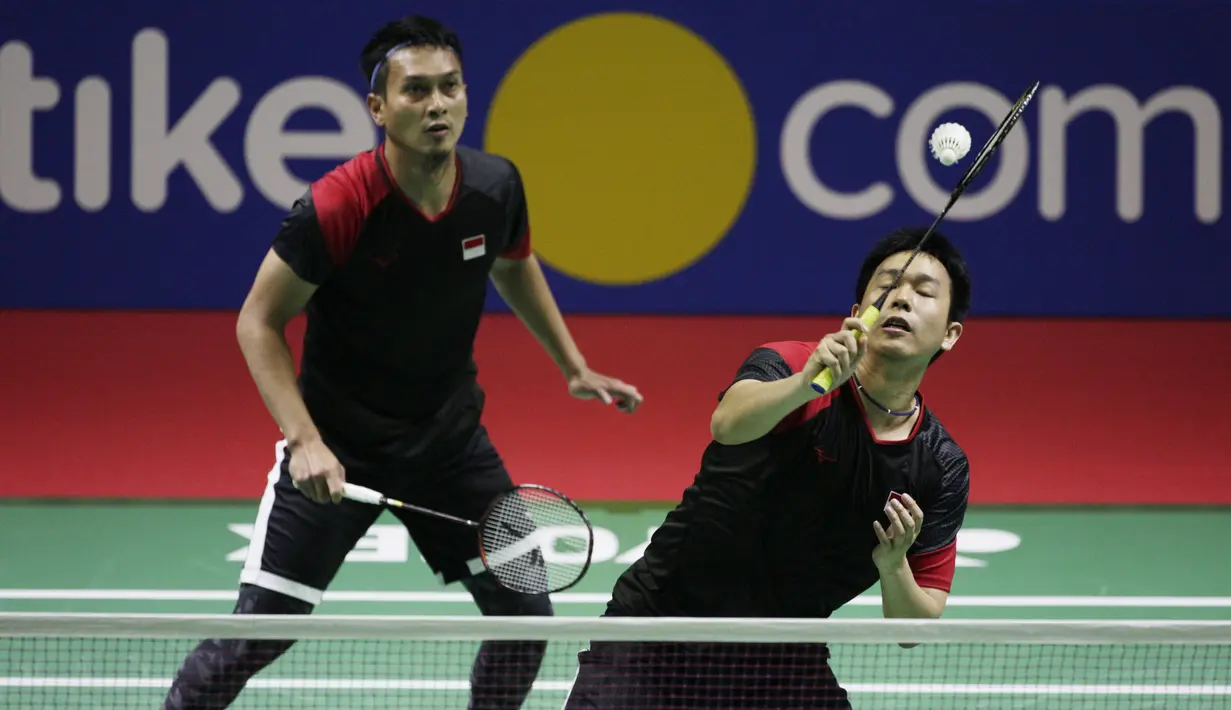 Ganda putra Indonesia, Hendra Setiawan / Mohammad Ahsan, mengembalikan kok saat melawan Yuta Watanabe / Hiroyuki Endo, pada Indonesia Open 2019 di Istora Senayan, Jumat (19/7). Hendra / Ahsan menang 21-15 9-21 22-20. (Bola.com/Vitalis Yogi Trisna)