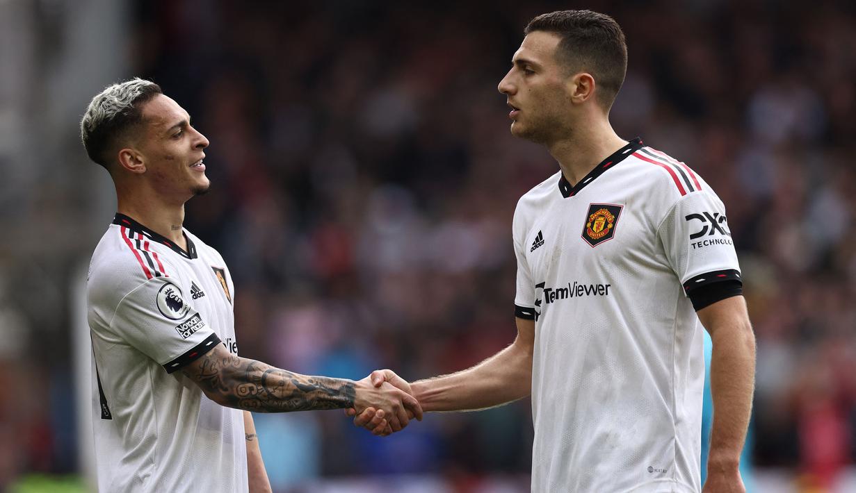 Pemain Manchester United, Antony (kiri) merayakan gol kedua tim yang dicetak oleh Diogo Dalot saat laga pekan ke-31 Liga Inggris 2022/2023 melawan Nottingham Forest di City Ground, Nottingham, Senin (17/04/2023) dini hari WIB. Setan Merah berhasil menang dengan skor 2-0. (AFP/Darren Stapels)