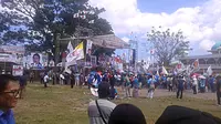 Ratusan warga Manado dan sekitarnya memadati Lapangan Ketangbaru, Kecamatan Singkil, menanti kedatangan capres nomor urut 02 Prabowo Subianto. (Liputan6.com/Yoseph Ikanubun)