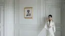 Gaun pengantin Valencia Tanoesoedibjo di acara pernikahannya di Paris juga mencuri perhatian. Strapless dress brokat putih yang megah ini memiliki detail lengan panjang, belum lagi ketika ia mengenakan veil yang menambah nuansa syahdu nan menawan dari keseluruhan penampilannya. Foto: Instagram.