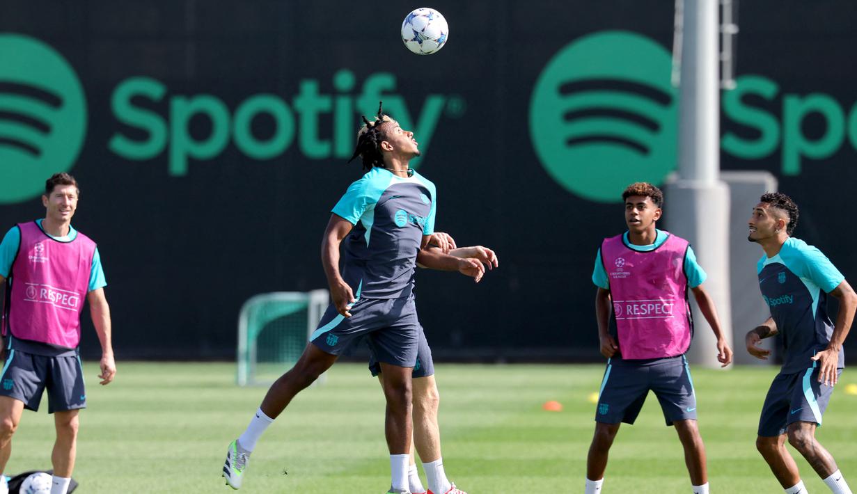 Pemain Barcelona, Jules Kounde, menyundul bola saat sesi latihan jelang laga Liga Champions di Sant Joan Despi, Barcelona, Senin (19/9/2023). Barca akan berhadapan dengan Antwerp FC. (AFP/Lluis Gene)