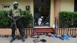 Seorang tentara menjaga sebuah masjid menjelang Salat Jumat di ibukota Sri Lanka, Kolombo, Jumat (9/3). Penjagaan dilakukan menyusul kekerasan anti-Muslim yang dikhawatirkan menyebar ke seluruh negeri. (ISHARA S.  KODIKARA/AFP)