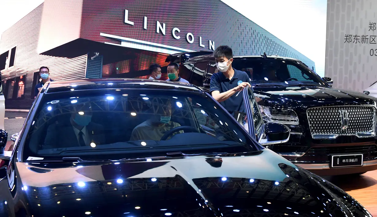 Pengunjung melihat-lihat mobil dalam Pameran Otomotif Internasional China Tengah ke-9 di Zhengzhou, Ibu Kota Provinsi Henan, China tengah, Jumat (12/6/2020). Lebih dari 70 merek mobil dari China dan luar negeri berpartisipasi dalam pameran tersebut. (Xinhua/Zhu Xiang)