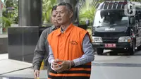 Mantan Komisioner KPU, Wahyu Setiawan dikawal petugas berjalan akan menjalani pemeriksaan oleh penyidik di Gedung KPK, Jakarta, Senin, (27/01/2020). Wahyu diperiksa sebagai tersangka terkait kasus dugaan penerimaan hadiah atau janji penetapan anggota DPR Terpilih 2019-2024. (merdeka.com/Dwi Narwoko)