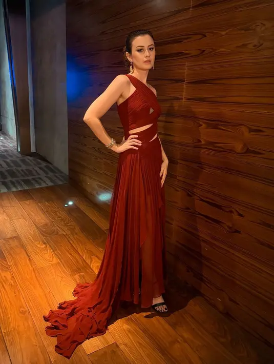 Kimberly Ryder itu mencuri perhatian dengan penampilannya yang begitu menawan dan bersinar dalam balutan one shoulder cut out dress warna merah merona rancangan desainer ternama, Jerry Tan. [@kimbrlyryder].