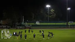 Para pemain timnas Prancis mengikuti sesi latihan di Clairefontaine-en-Yvelines, barat daya Paris, Selasa (10/11/2020). Prancis akan beruji coba melawan Finlandia di Stade de France pada Kamis (12/11/2020) dini hari WIB dalam pertandingan persahabatan internasional. (Yoan VALAT/POOL/AFP)