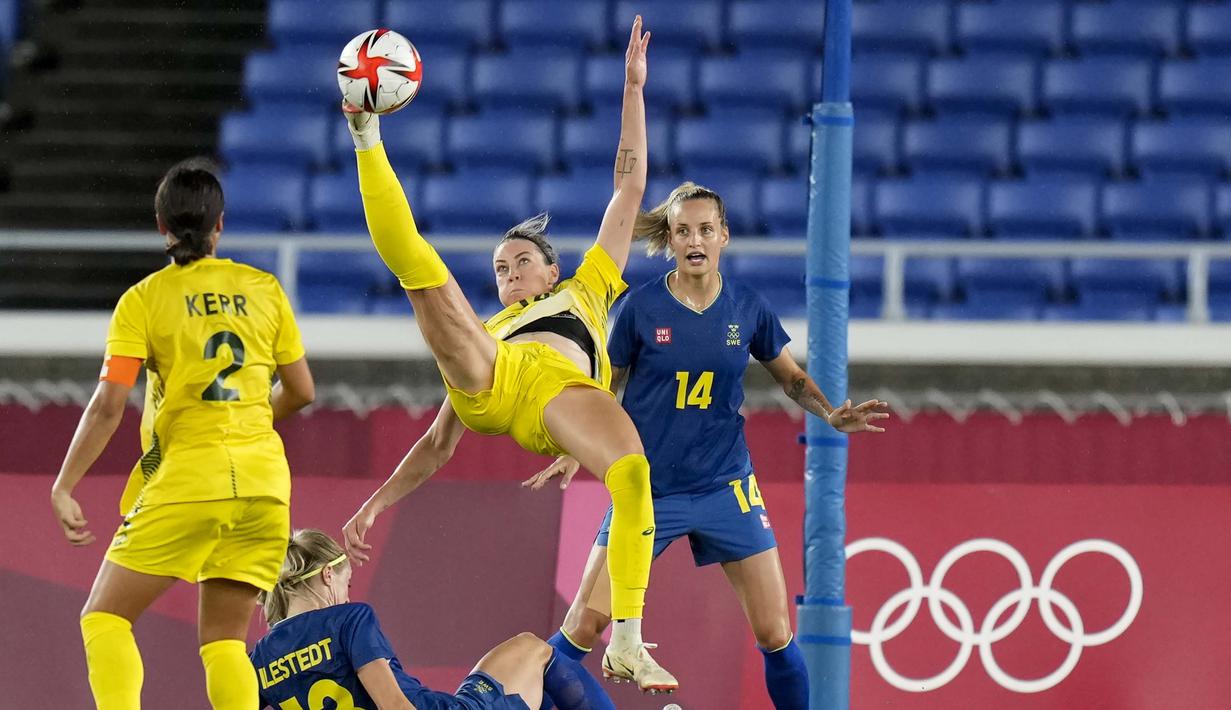 Alanna Kennedy (tengah) dari Australia melakukan tendangan salto saat pertandingan semifinal sepak bola putri melawan Swedia di Olimpiade Tokyo 2020, Senin (2/8/2021). (Foto: AP/Silvia Izquierdo)