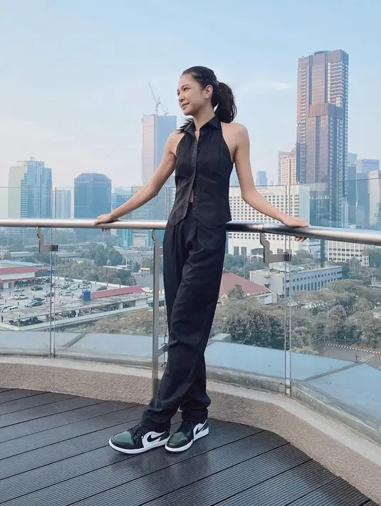 Tampil serba hitam, perempuan kelahiran 1994 ini mengenakan atasan tanpa lengan dikombinasikan loose pants dengan sneakers Nike. (@miktambayong)