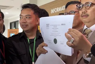 Kuasa hukum Gibran Rakabuming Raka, Muhammad Rullyandi, menunjukkan sejumlah dokumen riwayat pendidikan kliennya di Pengadilan Tata Usaha Negara (PTUN) Jakarta, Kamis (29/10/2026). (Liputan6.com/Zahraa Devana)