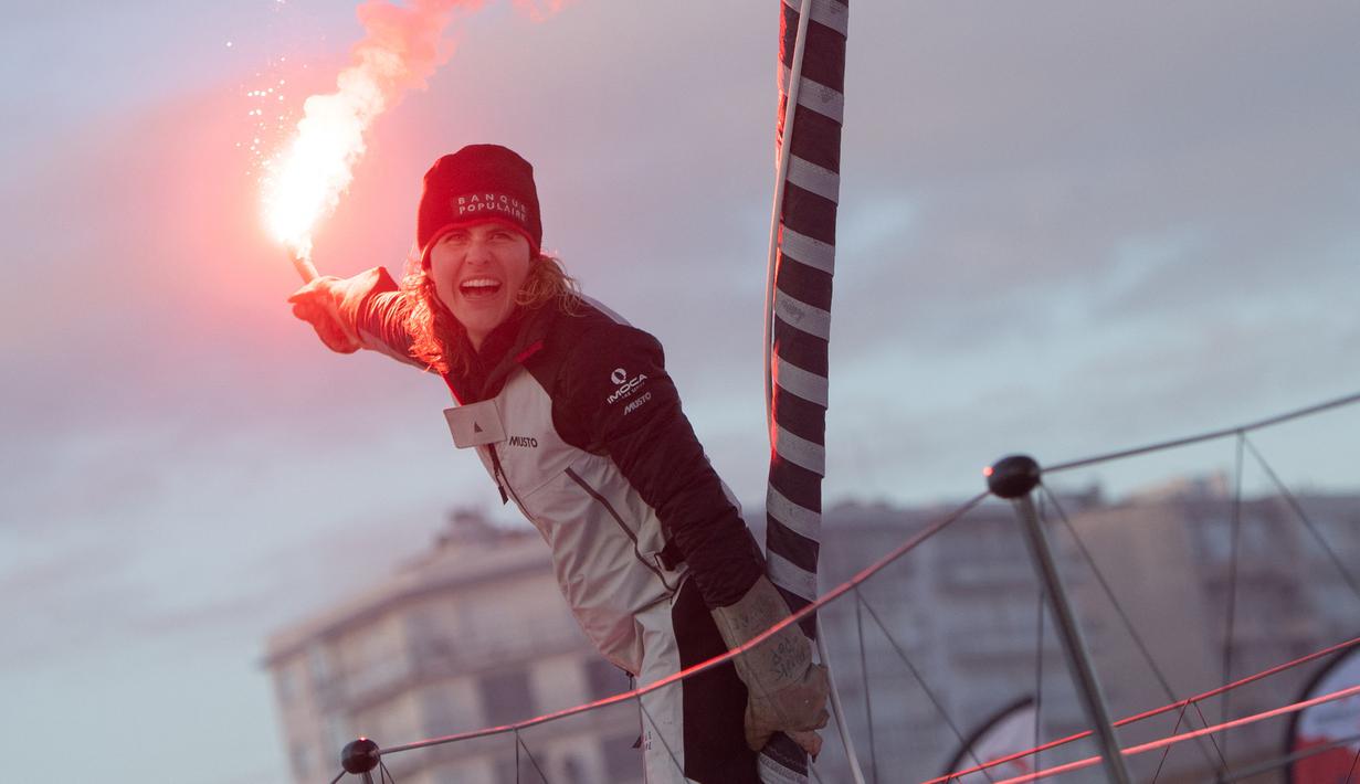 Kapten kapal layar tunggal asal Prancis, Clarisse Cremer merayakan kemenangan dengan membakar suar usai melintasi garis finish di lepas pantai Les Sables-d'Olonne, Prancis. (Foto: AFP/Loic Venance)