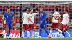 Para pemain Denmark merayakan gol yang dicetak oleh Christian Eriksen ke gawang Inggris pada laga UEFA Nations League di Stadion Wembley, Kamis (15/10/2020). Denmark menang dengan skor 1-0. (Toby Melville/Pool via AP)