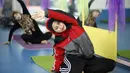 Wanita Palestina mengikuti sesi latihan yoga di pusat pelatihan yoga wanita pertama di kota Gaza, 28 Maret 2018. Mereka belajar yoga untuk membantu warga lain menghadapi stres dan trauma karena tinggal di kawasan dalam sengketa. (MOHAMMED ABED/AFP)
