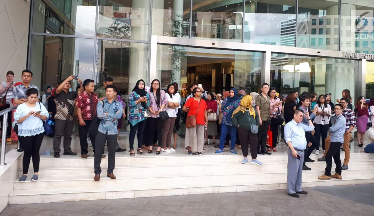 Pengunjung dan karyawan berhamburan keluar setelah terjadinya gempa di pusat perbelanjaan Senayan City, Jakarta, Selasa (23/1).  Mereka panik dan  berlari ke luar gedung untuk menghindari hal-hal yang tidak diinginkan. (Liputan6.com/Fery Pradolo)