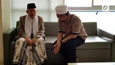 Ma'ruf Amin mengunjungi Arifin Ilham yang sedang dirawat di rumah sakit.