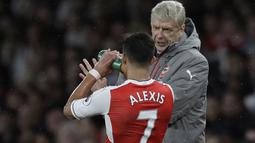 Arsene Wenger memberikan arahan kepada pemainnya saat melawan Sunderland pada lanjutan Premier League di Emirates Stadium, London, (16/5/2017). Arsenal menang 2-0. (AP/Matt Dunham)