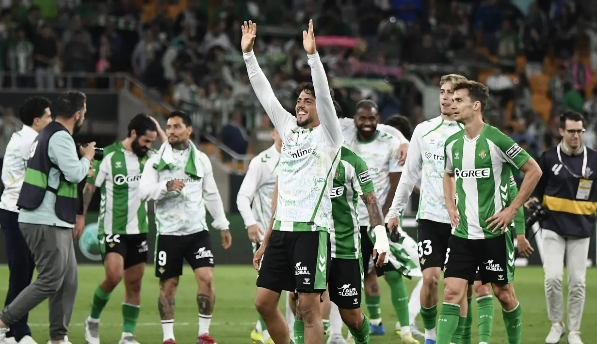 Keberhasilan Real Betis mengalahkan Elche dengan skor 2-1 di Estadio de La Cartuja pada Rabu (13/5/2026) dini hari WIB membuat klub berjuluk El Glorioso sukses mengamankan satu tempat di Liga Champions musim depan. Pencapaian ini mengakhiri penantian panjang selama 21 tahun bagi para pendukung Real Betis untuk kembali bersaing di kasta tertinggi Eropa tersebut. (AFP/Cristina Quicler)
