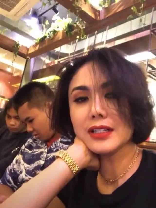 7 Momen Yuni Shara Terbang ke Hanoi untuk Beri Kejutan Anaknya