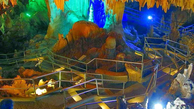 Petualangan Bawah Tanah di 5 Gua Paling Eksotis di Indonesia