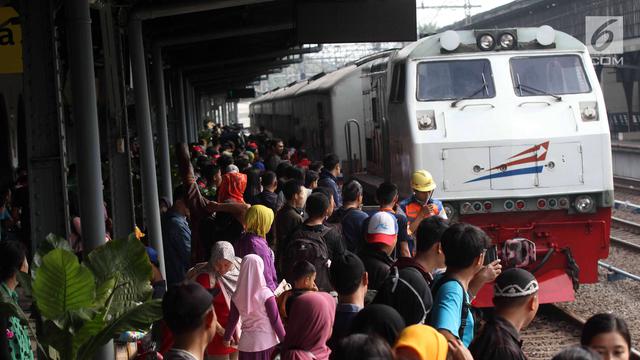 PDIP Berangkatkan 725 Pemudik dengan Kereta Api