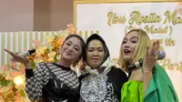 Dewi Perssik dan Indah Sari tampil menyanyi di acara ulang tahun Rosita Mala ke 55 tahun (https://www.instagram.com/p/Ce_z_QmvPvX/)