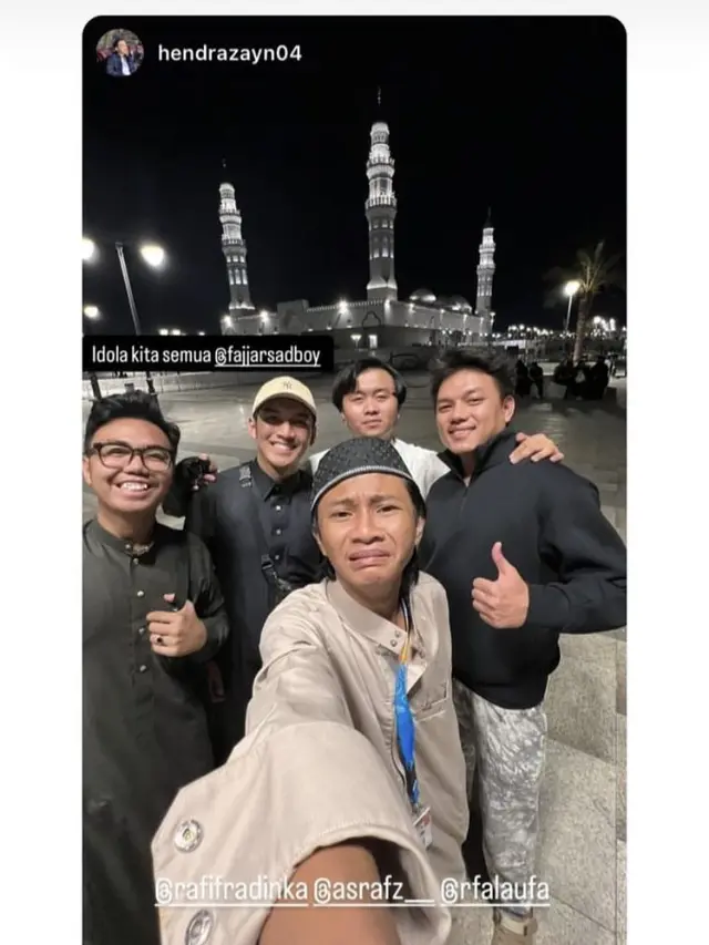 7 Momen Fajar Sadboy Umrah Bareng Manajer, Disebut Semakin Populer