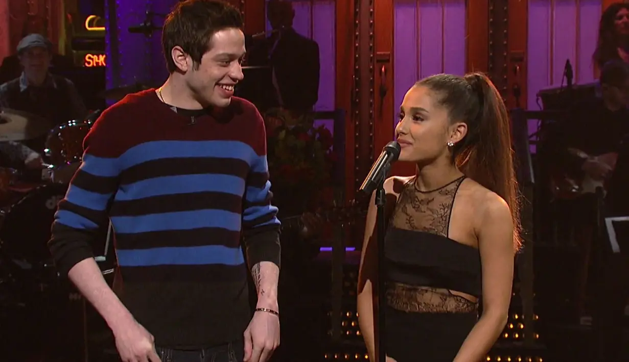 Belum satu bulan pacaran, Ariana pun berpacaran dengan Pete Davidson. (People)