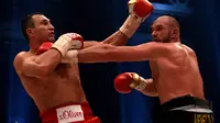 Wladimir Klitschko (kiri) vs Tyson Fury_(AFP/Patrik Stollarz)