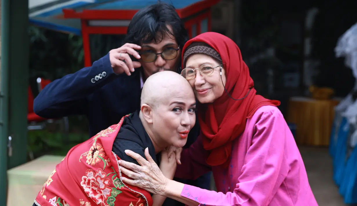 Ria Irawan bersyukur bisa menyelesaikan rentetan pengoabatan sejak tujuh tahun silam. Jatuh bangun pernah dirasakan oleh artis senior tersebut. Segala cara dan upaya dilakukan demi terbebas dari kanker. (Adrian Putra/Bintang.com)