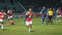 Striker Persipura Jayapura, Titus Bonai, merayakan gol yang dicetaknya ke gawang PSIS Semarang dalam laga pekan ke-13 Shopee Liga 1 2019. (Bola.com/Vincentius Atmaja)