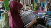 Pengunjung memilih alquran yang  di toko buku Taman Pintar, Yogyakarta (10/6/2016). Alquran menjadi buruan warga di bulan puasa ini untuk belajar dan memahami kitab suci tersebut. (Boy Harjanto)