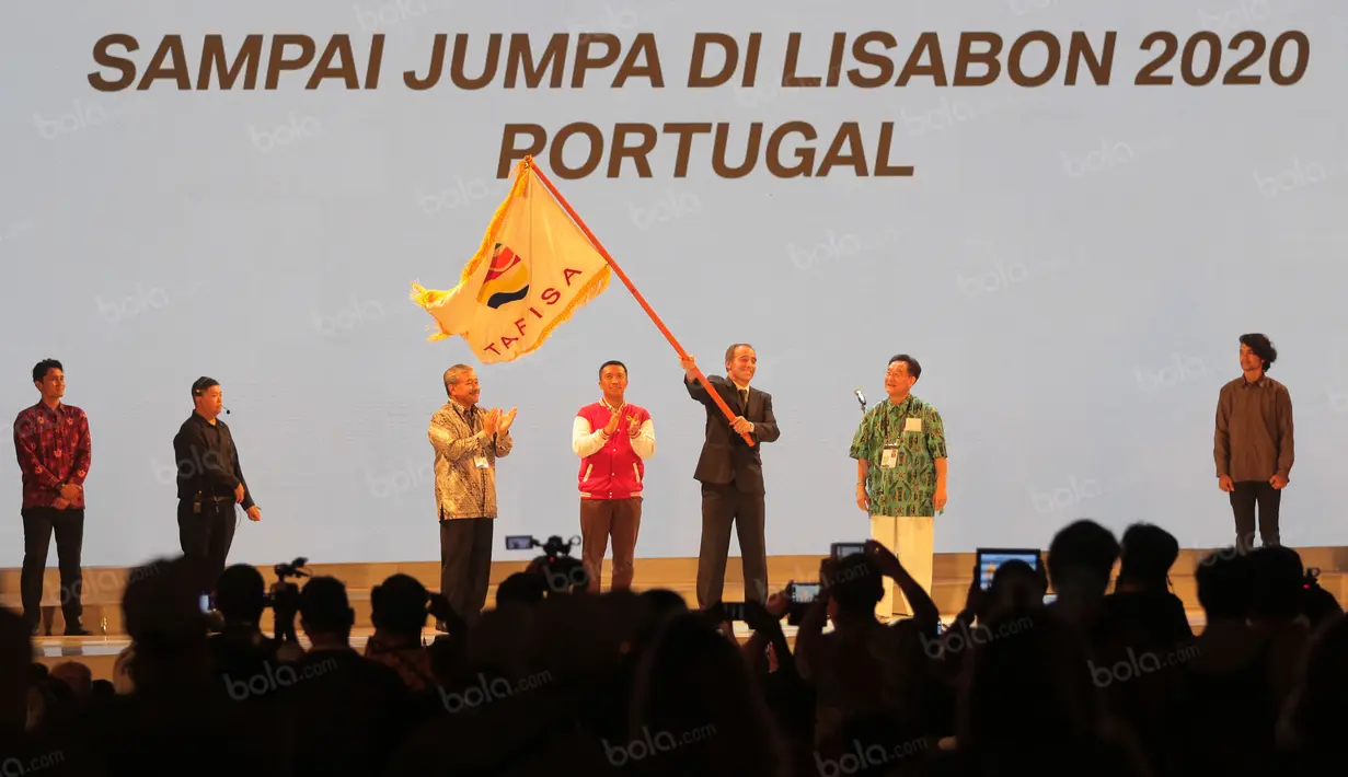Menpora, Imam Nahrawi dan Perwakilan Portugal saat Penutupan Tafisa Games 2016 di Ancol Beach, Jakarta, Selasa (11/10/2016). (Bola.com/Nicklas Hanoatubun)