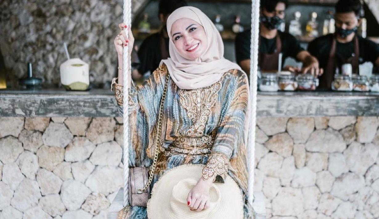 Gaya santai wanita kelahiran Bandung, Jawa Barat ini tampil menawan dengan gamis saat berlibur. Ia bahkan mencocokkan hijab yang digunakan dengan tas serta topi. (Liputan6.com/IG/@natalie_sarahs)