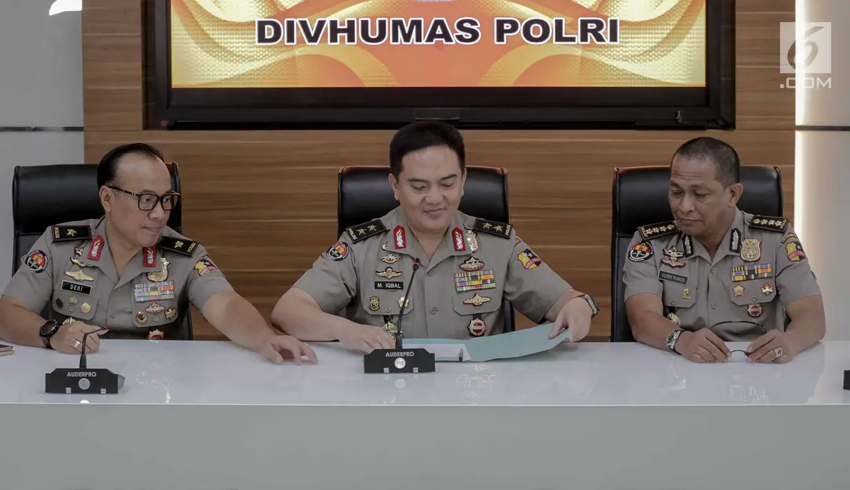 Kadiv Humas Mabes Polri Irjen Pol Muhammad Iqbal (tengah) memberi keterangan terkait penangkapan Andi Arief di Jakarta, Senin (4/3). Polisi masih terus melakukan pemeriksaan terhadap Andi Arief. (Liputan6.com/Faizal Fanani)