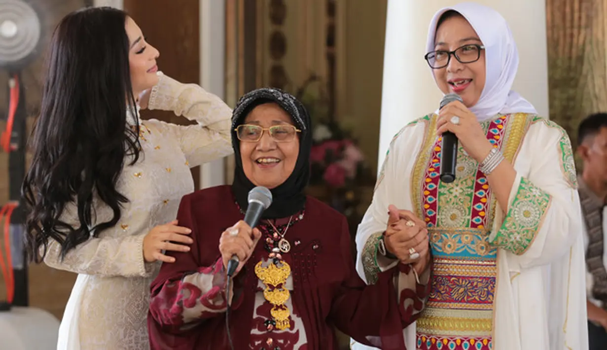 "Udah jadi tradisi kami kalau salat ied, opa oma dan saudara yang datang ke rumahku, kita salat bareng kita pulang ke rumah, kita sungkeman kemudian makan. Tahun ini kita ke rumah tante aku," kata Nikita (Adrian Putra/Bintang.com)