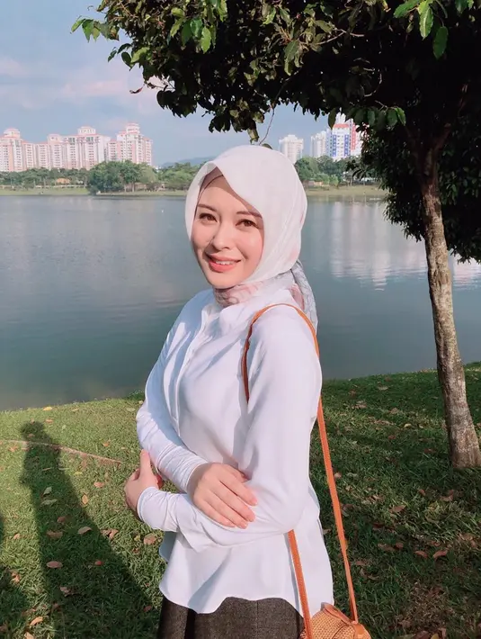 Tak hanya bermain dengan warna pastel, Ayana juga percaya diri menggunakan baju putih. Tak lupa dengan jilbab motif yang diikatkan ke belakang, dengan gaya hijab tersebut muka Ayana terlihat lebih tirus (Liputan6.com/IG/xolovelyayana)