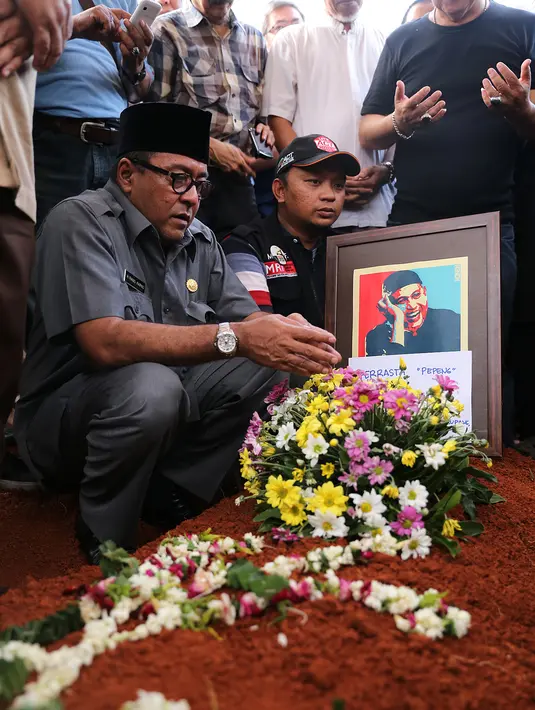 Rano Karno sedang mendoakan mendiang Ferrasta Soebardi alias Pepeng. (Galih W Satria/Bintang.com)
