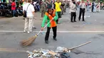 Petugas PPSU membersihkan sampah sisa perayaan Hari Buruh Internasional di kawasan Silang Barat Daya Monas, Jakarta, Rabu (1/5). Sampah yang berserakan di kawasan tersebut membuat Petugas PPSU bekerja ekstra keras untuk membersihkan kawasan tersebut. (Liputan6.com/Helmi Fithriansyah)