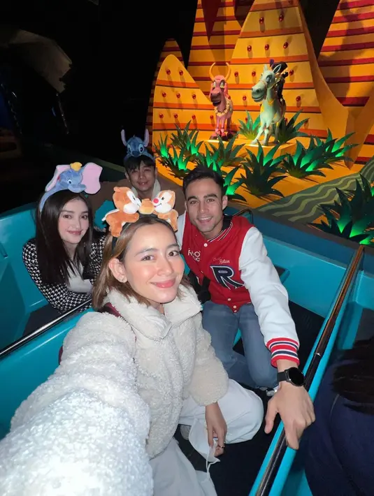 Seru-seruan bareng sahabat, momen liburan bersama sahabat memang lebih seru dan ramai daripada hanya berdua. Apalagi jalani double date seperti ini yang memang kerap dijalani para selebriti Indonesia. (Liputan6.com/IG/@rantymaria)