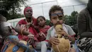 Suporter Mali  saat bertanding melawan Guinea dalam turnamen sepak bola untuk kaum migran dan orang asing bertajuk "Balon Mundial" yang dihelat 6 Juni-5 Juli 2015 di Turin, Italia. (AFP PHOTO/MARCO BERTORELLO)
